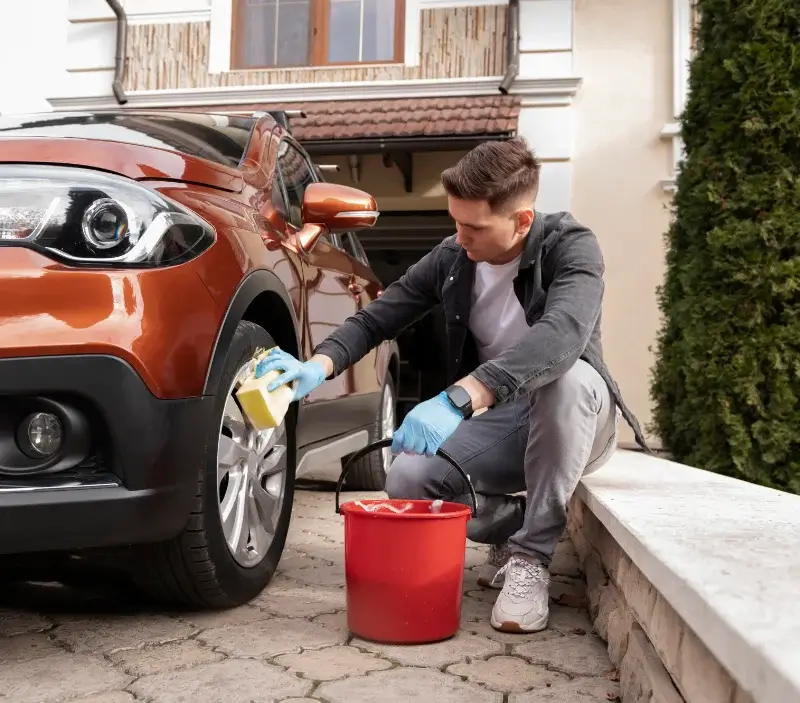 Lavage auto à domicile Juilley : professionnel intervenant sur un véhicule